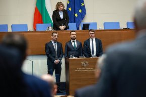 4 нови депутати положиха клетва, един от ДПС - Ново начало подаде оставка 