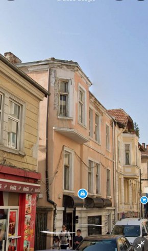  Бутат трио красиви стари къщи на Шишман, точно срещу Кир. Петков