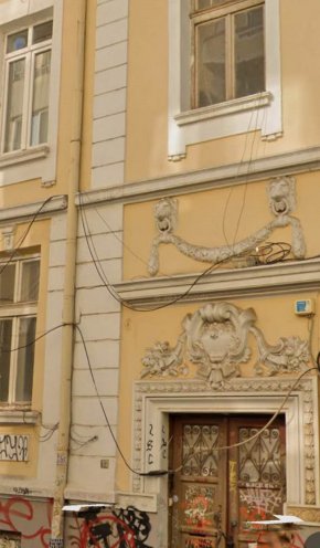  Бутат трио красиви стари къщи на Шишман, точно срещу Кир. Петков