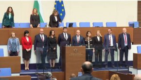 Депутатите от Величие положиха клетва в НС, дойдоха с питка, подаръци и цветя