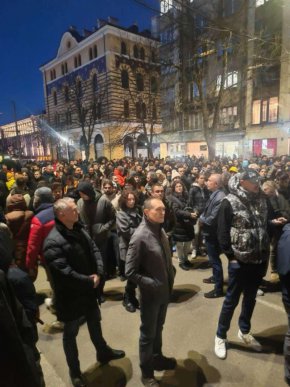  В. Божков и хванатият със 100к подкуп Дж. Ибрямов на протест