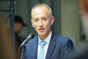 Пална забрана на телефоните в училищата ще предложи министърът на образованието