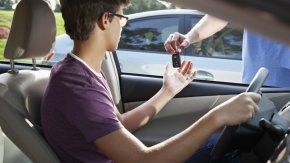 ЕС ще въведе 2-годишен изпитателен срок за млади шофьори