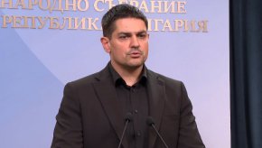 Стана ми мъчно, Киселова предложи вариант за изход от кризата, която тя създаде: Радостин Василев