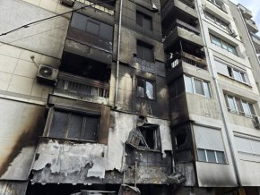 Батерия на хибридна кола се взриви и подпали блок в Лозенец