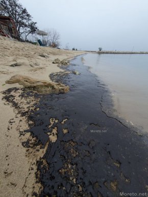 Проверяват сигнал за петна от мазут в морето край Варна