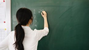 Минималната основна заплата на учителите вече е 2131 лв