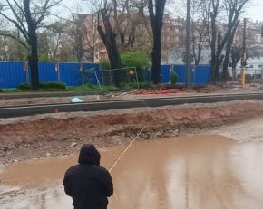 На „Опълченска“ всичко кълве!“: Мъж лови риба в центъра на София