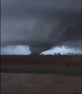 Торнадо в Арканзас: Видео на деня