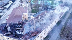 Голям пожар изпепели покрива на общежитието на Гимназията по приложни изкуства в Трявна