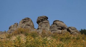 По време на разходката из махалата със старите къщи, освен да хапнете в битовия ресторант, можете да заинтригувате децата си с представянето в автентична обстановка на местните занаяти. Изделията им от глина от векове са се радвали на пазар из цялото Средиземноморие. 