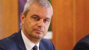 В декларация от трибуната на парламента лидерът на Възраждане Костадин Костадинов настоя държавата да защити българите в Родопите