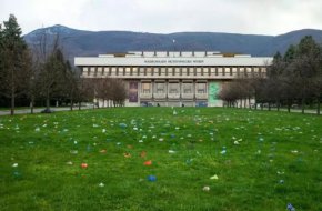 Важно е да се подчертае, че участието на г-н Мудов в изложбата бе осъществено по покана на един от партньорите в проекта – Lungomare, и НИМ не е в договорни отношения с него.