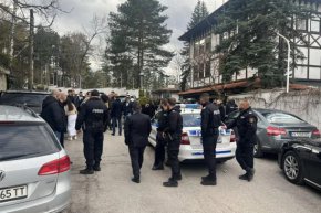  В сараите са открити голям брой оръжия, включително Калашников: СДВР