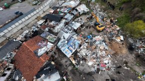   Сабрутев-фаворитът на бутнатото гето: Фото на деня  