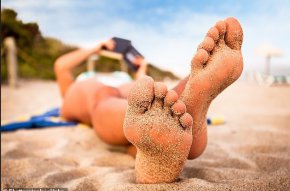 Туристка има гениален трик, за да избегне пясъка по краката на плажа