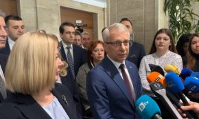 Няма да гласуваме на вота на недоверие, за да подкрепим най-важния национален приоритет - влизането в еврозоната: Денков