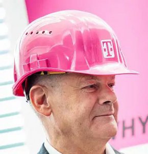 Мъж е глобен с 5000 долара, че прегърнал Шолц