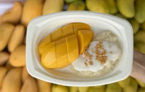 Защо лепкавият ориз с манго е едно от най-обичаните летни ястия в Тайланд