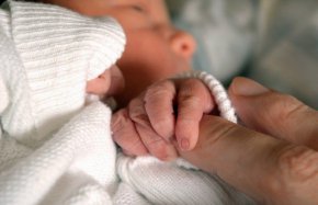 Жена е оставена сама да ражда в болница, не е почистена от плацентата