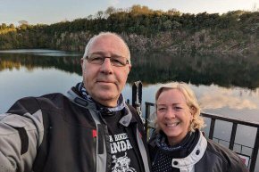 Двойка, обикаляща из света с мотор, загина при инцидент с лифт в Италия