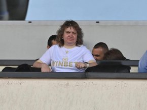 Киселова е като снимка от цигарена кутия против хазарта: Фото на деня