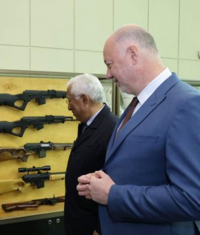 Премиерът Желязков и председателят на ЕС Антонио Коща посетиха завод Арсенал