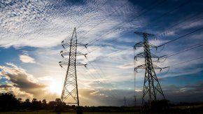 Енергийната комисия отложи либерализацията на тока за домакинствата 