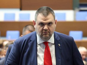 Цял ден загуба на време с парламентарен контрол: Пеевски