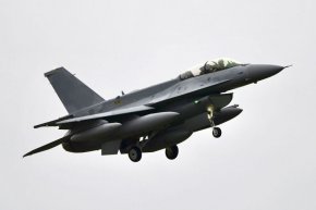 Новият изтребител F-16 няма да лети на военния парад за 6 май