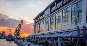   ДА! В DOCK 5 в Бургас като на Галата порт - от калканова супа до Шоколадова истерия