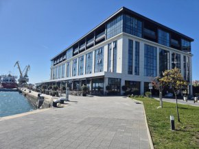   ДА! В DOCK 5 в Бургас като на Галата порт - от калканова супа до Шоколадова истерия