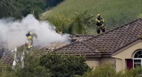 Самолет се разби в къщи в Калифорния