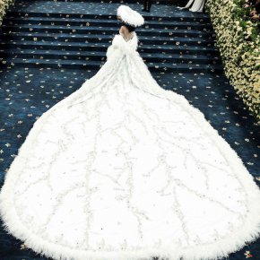  Даяна Рос с 5,5 метра перат шал с имената на всички нейни деца и внуци 