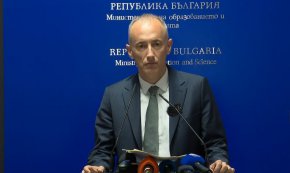 Свещеници няма да влизат в клас, началните учители ще преминат квалификация: Вълчев