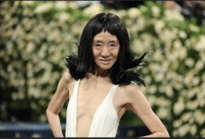   Вера Уанг, 76 г., с дълбоко деколте на Met Gala 2025