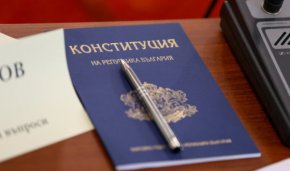 Правната общност срещу суспендирането на Конституцията   