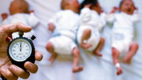 Русия дава по 100 000 рубли на забременели ученички за повишаване на раждаемостта