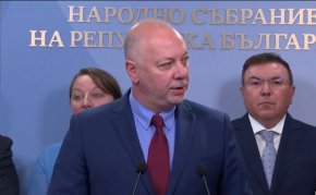 Аз и управителят на БНБ подписахме позиция в подкрепа на въвеждане на еврото от януари 2026 година