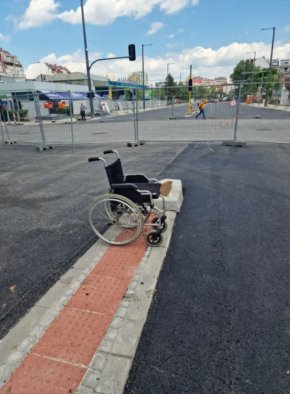  Пешеходен остров на ул. Опълченска с широчина 70 см при 2м по закон: Фото на деня