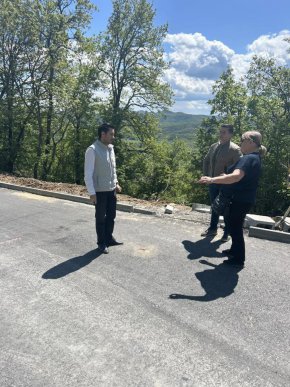 Работи се усилено по пътя за село Бродилово 