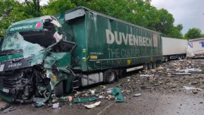 Катастрофа с три тира затвори международния път за Дунав мост 2