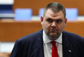 Ако в СО не искат 15-те милиона, да ги върнат и да идат за медсестрите: Пеевски