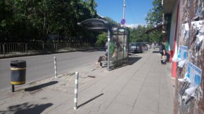   Младежи с черни дрехи пребиха момче на спирка Площад Орлов мост