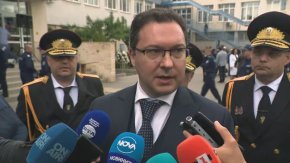 Причината за появата на „локалите“ е десетилетия култ към мутрите, чалгата и вещите: Министър Митов
