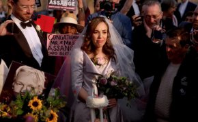  С БГ връзка почва филмът за Асандж $6B man, ударил и Matercard