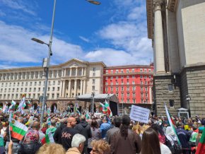 Хиляди протестират в София в подкрепа на лева