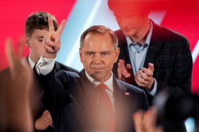  Полският консерватор Навроцки печели президентския вот