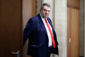  Пеевски е сезирал КЗК за потенциален картел на Лукойл с горива 