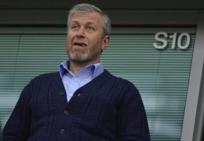 Лондон заплашва Абрамович със съд, ако не преведе милиарди на Украйна